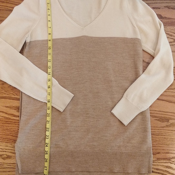 Ann Taylor Colorblock Merino V-neck sweater - Picture 4 of 5